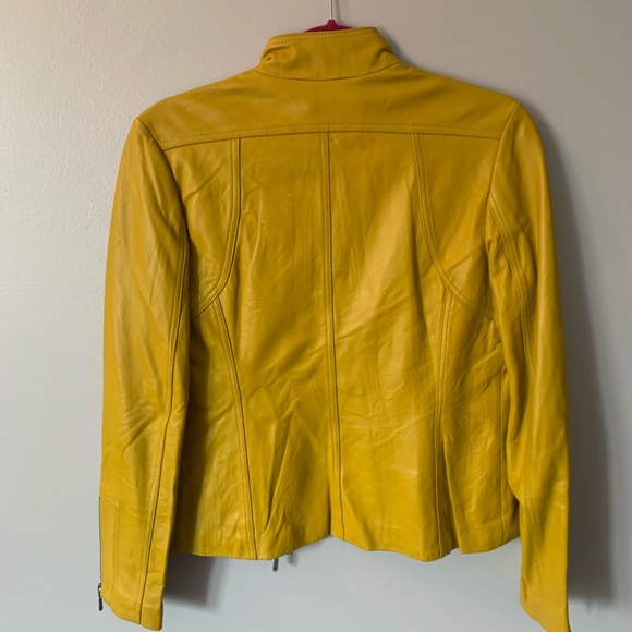 GENUINE LEATHER MUSTARD COLOR ONLY WORN ONCE . NO DEFECTS - Picture 2 of 3